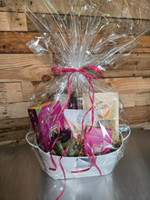 Load image into Gallery viewer, BC Locavore Gift basket - Sip & Snack